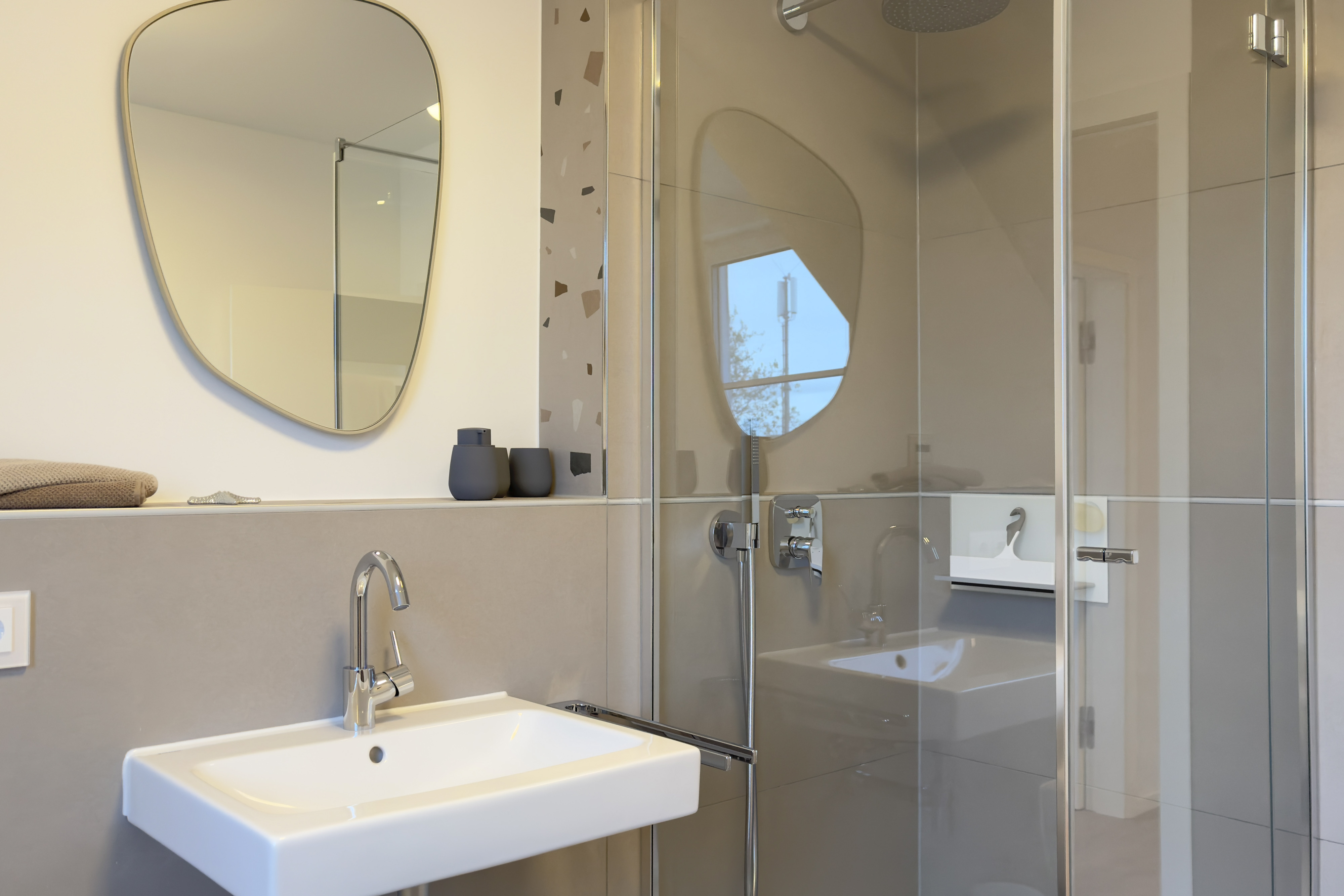 Modernes Badezimmer mit Dusche im Ferienhaus Lee